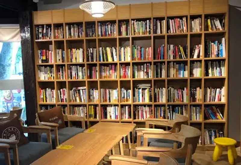 　　在快節(jié)奏的現(xiàn)代生活中，書店不僅是售賣書籍的場(chǎng)所，更是人們心靈棲息的港灣。對(duì)于鄭州的書店而言，如何通過裝修設(shè)計(jì)營(yíng)造濃郁的書香氛圍，打造舒適宜人的閱讀區(qū)，成為吸引讀者、提升競(jìng)爭(zhēng)力的關(guān)鍵。接下來，就從多個(gè)維度為你解析鄭州書店?duì)I造書香氛圍與舒適閱讀區(qū)的設(shè)計(jì)方案。  　　1、整體布局規(guī)劃：打造流暢閱讀動(dòng)線  　　合理的整體布局是營(yíng)造良好閱讀體驗(yàn)的基礎(chǔ)。鄭州書店在設(shè)計(jì)時(shí)，可采用開放式與半開放式相結(jié)合的布局。將暢銷書、熱門書籍放置在入口顯眼位置，吸引讀者目光;按照文學(xué)、社科、兒童等不同類別劃分書籍陳列區(qū)域，每個(gè)區(qū)域設(shè)置清晰的指示牌。同時(shí)，在各個(gè)區(qū)域間留出寬敞的通道，避免擁擠雜亂，形成流暢的閱讀動(dòng)線。此外，可設(shè)置獨(dú)立的文創(chuàng)產(chǎn)品區(qū)、咖啡休閑區(qū)，與書籍陳列區(qū)相互呼應(yīng)，既豐富書店業(yè)態(tài)，又能引導(dǎo)讀者自然穿梭于不同空間，延長(zhǎng)停留時(shí)間。  　　2、色彩與燈光設(shè)計(jì)：烘托靜謐書香氛圍  　　色彩和燈光對(duì)書店氛圍的營(yíng)造起著至關(guān)重要的作用。在色彩選擇上，應(yīng)以沉穩(wěn)、寧?kù)o的色調(diào)為主，墻面可選用米白色、淺灰色等淡雅色彩，搭配木質(zhì)書架的暖棕色，營(yíng)造出溫馨而不失莊重的氛圍。燈光設(shè)計(jì)則需兼顧功能性與氛圍營(yíng)造，采用柔和的暖光作為基礎(chǔ)照明，均勻照亮整個(gè)書店空間;在書架區(qū)域設(shè)置局部射燈，突出書籍陳列，方便讀者查找;閱讀區(qū)的燈光要更加柔和，可使用臺(tái)燈、落地?zé)舻?，避免?qiáng)光直射，為讀者打造靜謐舒適的閱讀環(huán)境，讓讀者沉浸在書香之中。  　　3、閱讀區(qū)細(xì)節(jié)設(shè)計(jì)：提升舒適閱讀體驗(yàn)  　　舒適的閱讀區(qū)是書店留住讀者的核心。閱讀區(qū)的座椅選擇至關(guān)重要，應(yīng)采用符合人體工程學(xué)的沙發(fā)、靠椅，搭配柔軟的坐墊和靠枕，確保讀者長(zhǎng)時(shí)間閱讀不易產(chǎn)生疲勞感。閱讀桌椅的高度要合理搭配，桌面寬敞，方便讀者放置書籍和飲品。同時(shí)，在閱讀區(qū)設(shè)置充足的電源插座和 USB 接口，滿足讀者電子設(shè)備充電需求。此外，閱讀區(qū)的隔音設(shè)計(jì)也不容忽視，可采用吸音材料裝飾墻面和天花板，減少外界噪音干擾，為讀者提供安靜的閱讀空間。  　　4、文化元素融入：強(qiáng)化書店獨(dú)特氣質(zhì)  　　融入豐富的文化元素能讓書店更具辨識(shí)度和吸引力。鄭州有著深厚的歷史文化底蘊(yùn)，書店可將本地文化特色融入裝修設(shè)計(jì)中。例如，在墻面裝飾上展示鄭州的歷史建筑、文化名人等圖片或繪畫;設(shè)置本土文化書籍專區(qū)，陳列與鄭州相關(guān)的歷史、民俗、藝術(shù)等書籍;還可定期舉辦與鄭州文化相關(guān)的講座、讀書分享會(huì)等活動(dòng)，讓書店成為傳播本土文化的平臺(tái)。此外，通過擺放藝術(shù)擺件、懸掛書法作品等方式，提升書店的文化品味，強(qiáng)化其獨(dú)特氣質(zhì)，讓讀者在閱讀之余，也能感受到文化的熏陶。  　　鄭州書店通過科學(xué)的整體布局規(guī)劃、巧妙的色彩燈光設(shè)計(jì)、貼心的閱讀區(qū)細(xì)節(jié)處理以及豐富的文化元素融入，能夠成功營(yíng)造出濃厚的書香氛圍與舒適的閱讀區(qū)。這樣的設(shè)計(jì)不僅能滿足讀者對(duì)高品質(zhì)閱讀環(huán)境的需求，還能讓書店成為城市文化的重要載體，吸引更多讀者走進(jìn)書店，享受閱讀的樂趣，為鄭州的文化建設(shè)與發(fā)展貢獻(xiàn)力量。